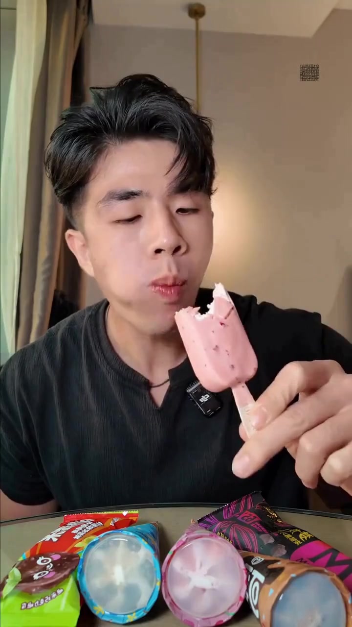 听劝爽吃巧克力脆皮脆筒冰淇淋