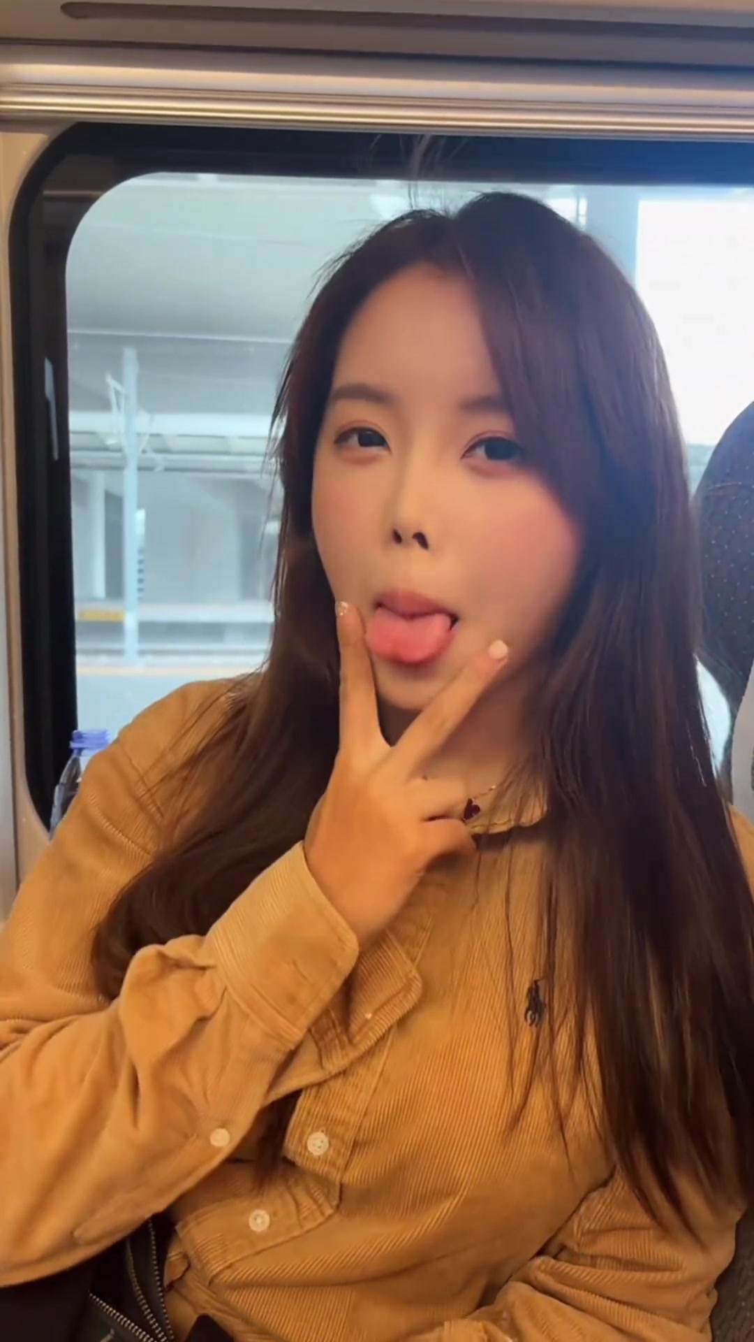 今天教大家如何在动车上搭讪肌肉男！