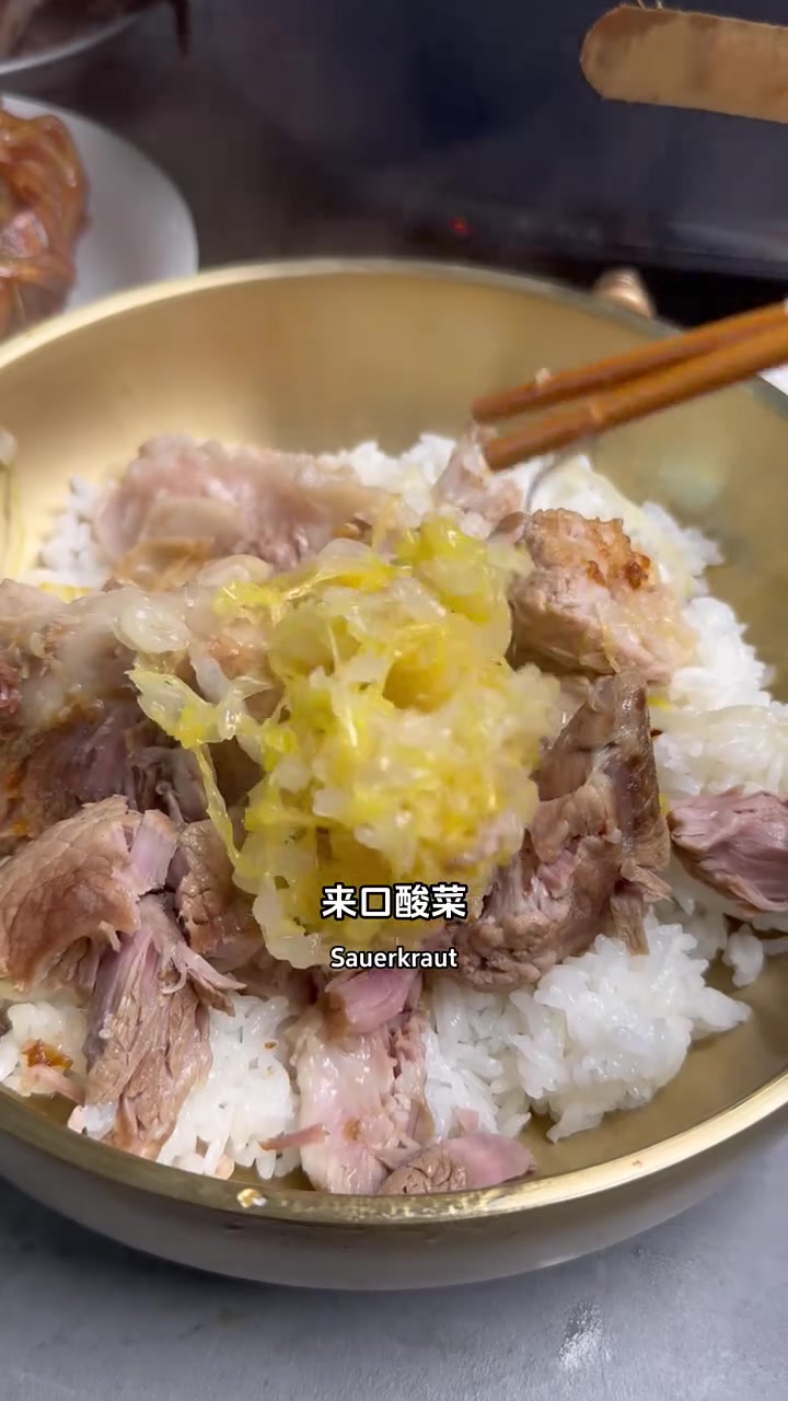 35岁退休东北,今天整个大骨头炖酸菜 东北早市 大骨头炖酸菜
