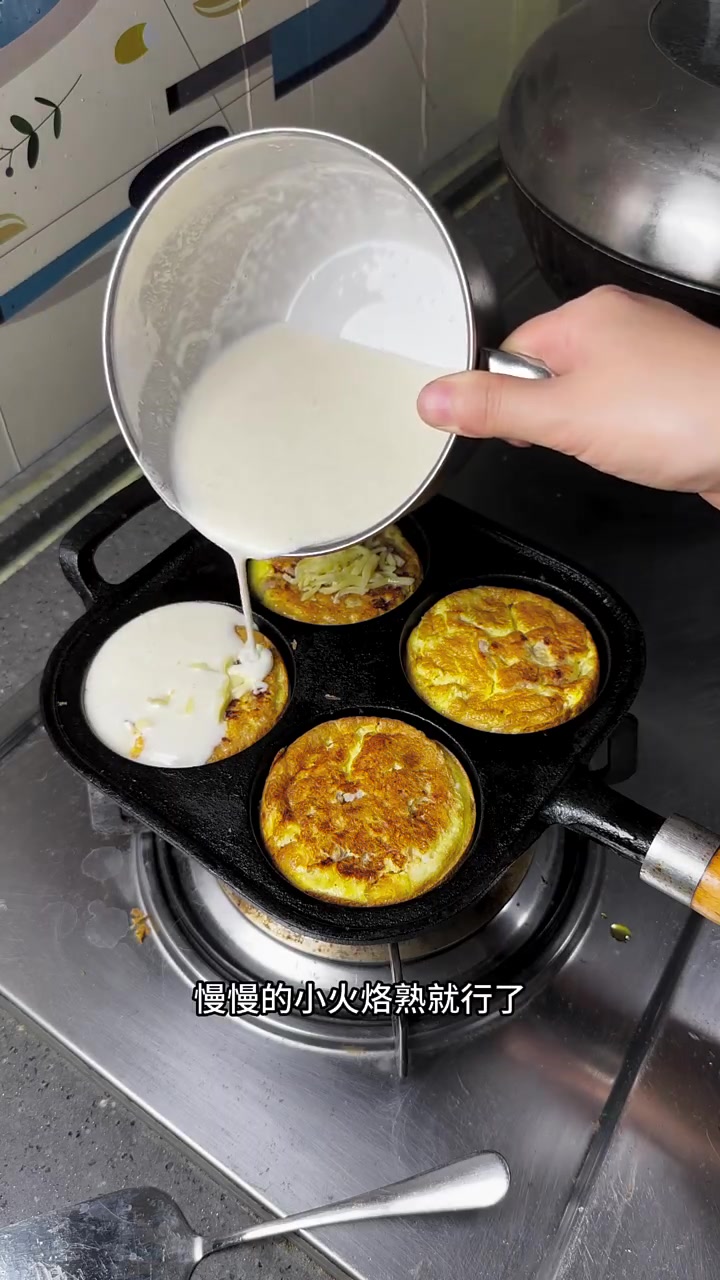 周末有空试试这个芝士汉堡，喜欢芝士的小孩会很爱吃，放芝士的时候使劲