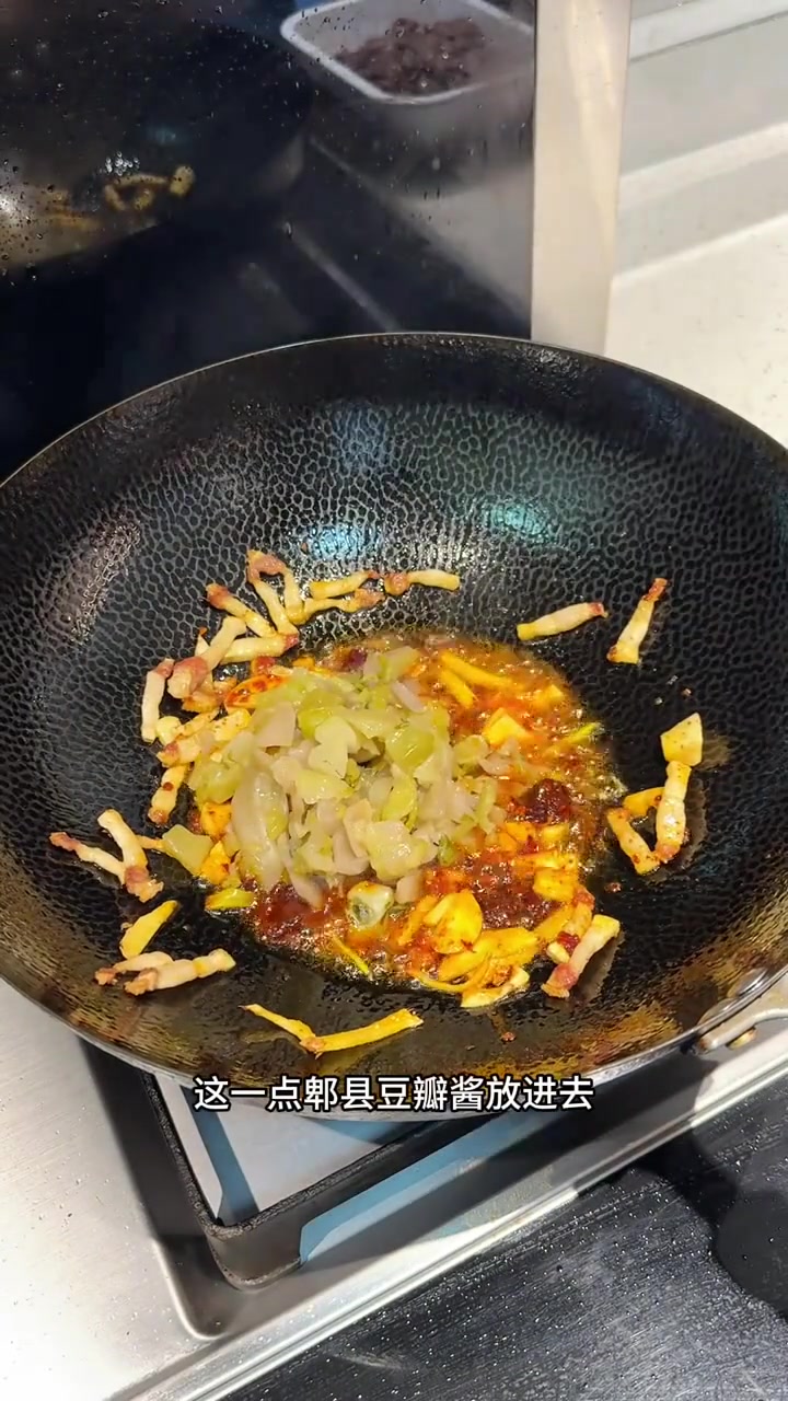 今天天气好，中午吃酸菜牛肉刀削面，酸爽浓郁的汤汁配上爽滑劲道的面条