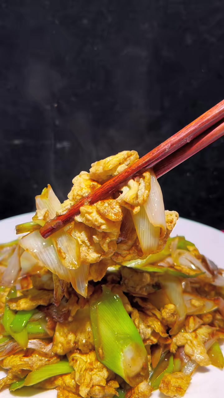 大葱炒鸡蛋看似简单，怎么能做的更好吃，视频来了