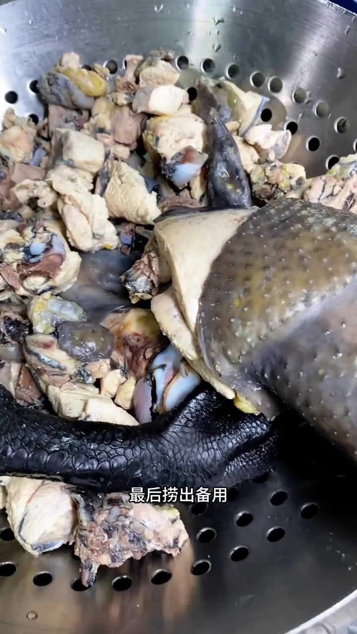 云南特色土鸡米线怎么做？