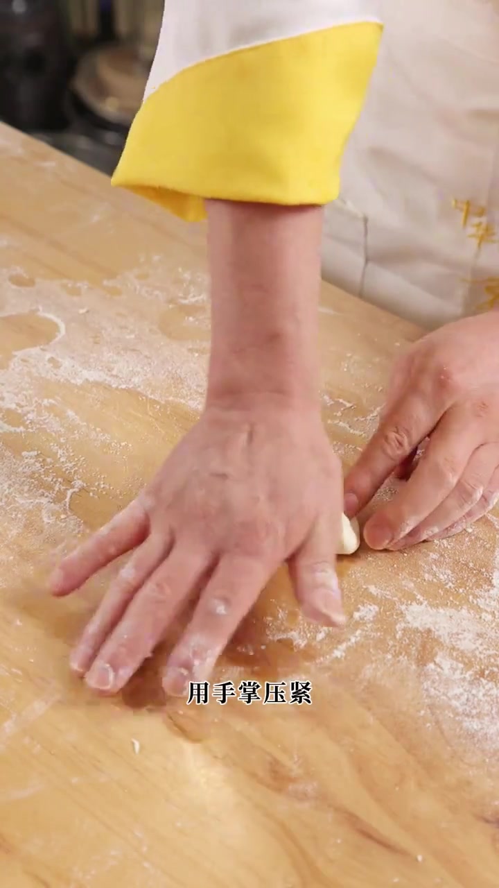馒头揉得好搓得圆才能蒸出来蓬松暄软不变形~今天就手把手教大家揉馒头！