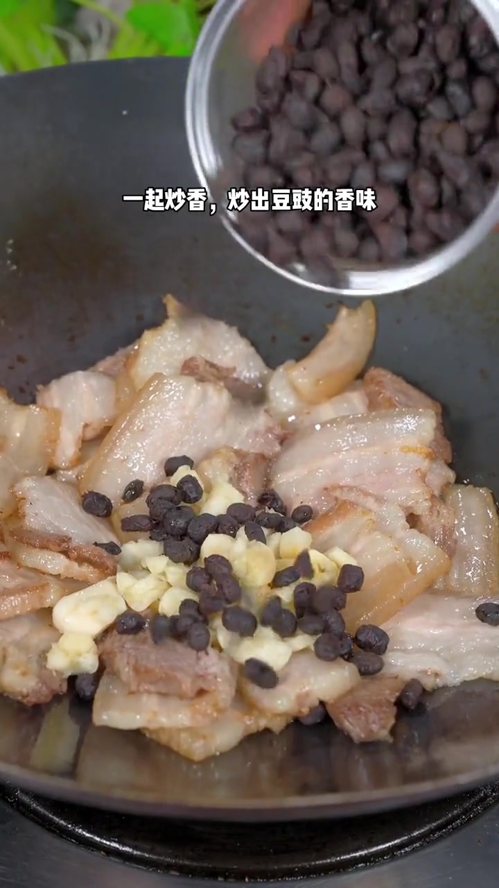 年夜饭试试做这样一个豆豉蒜苗回锅肉下饭菜,越吃越香,老婆五碗米饭