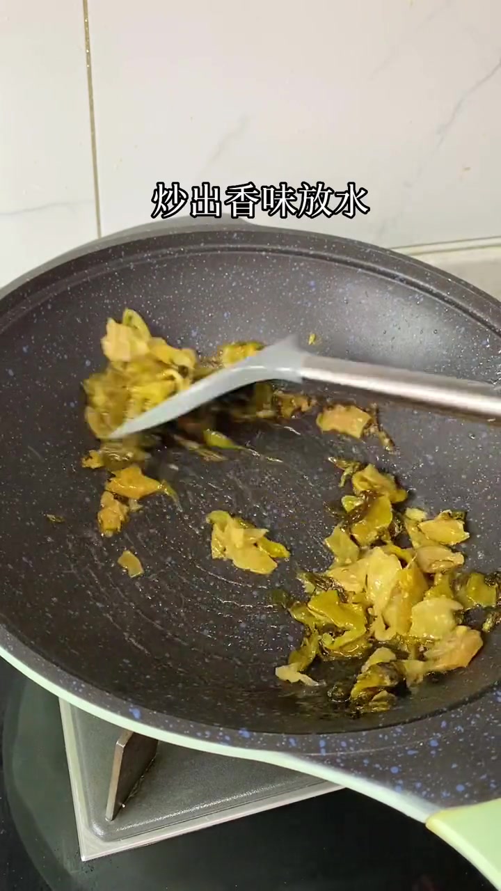 家宴做上一道酸菜鱼，招待客人特有面