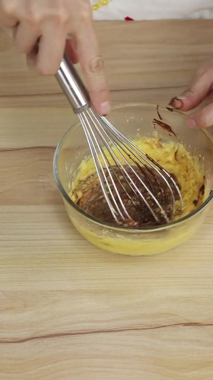 10分钟就能吃上一个巧克力爆浆蛋糕，快做起来吧