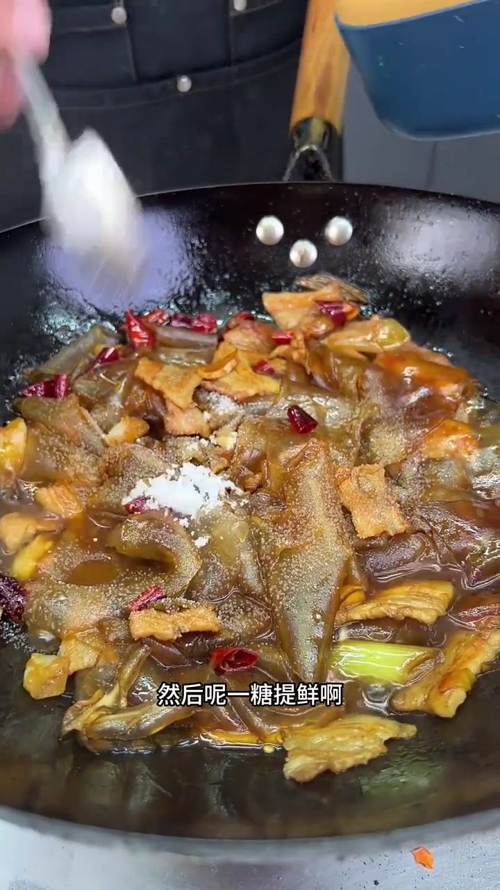 这样做的粉皮炒肉软香入味，酱香浓郁！