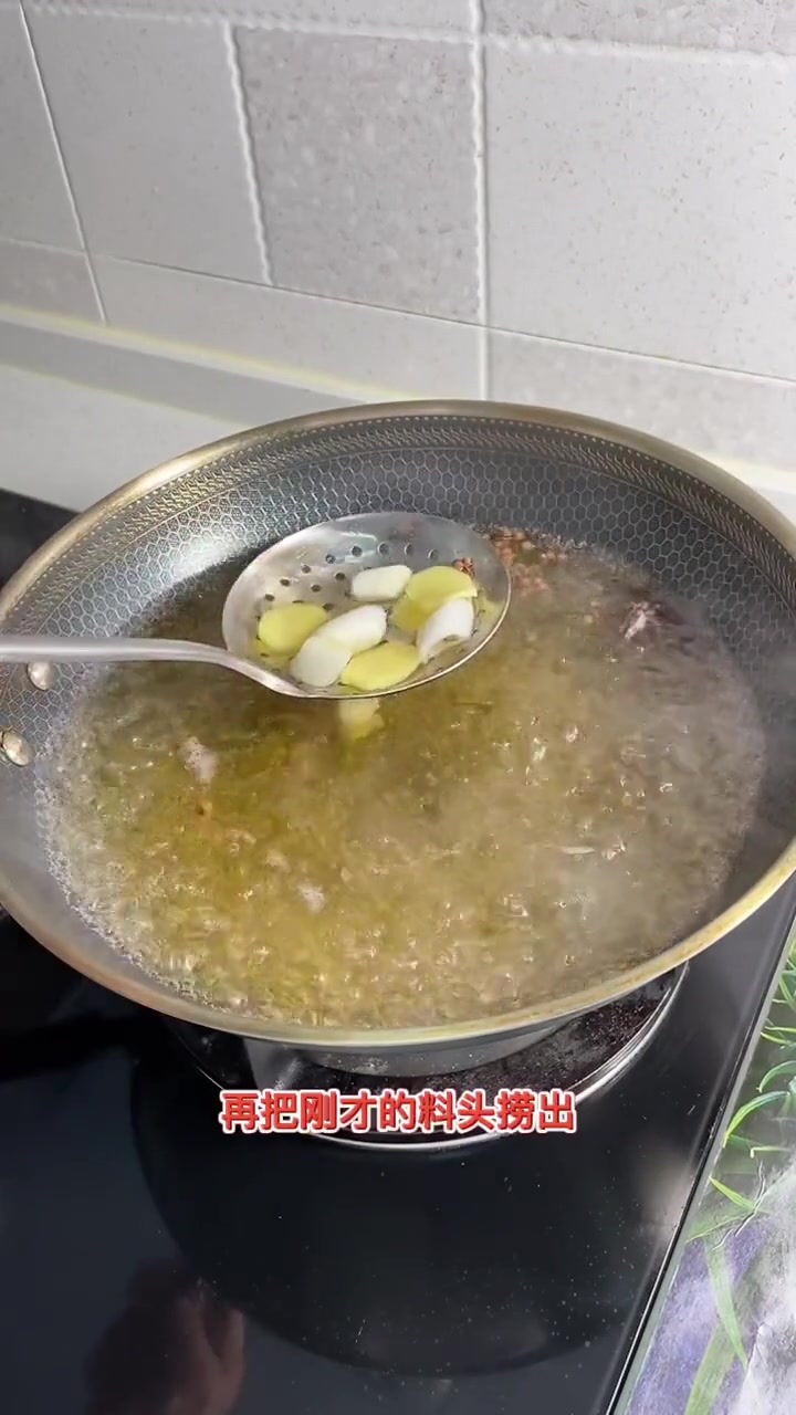 年也快过完了，开始打扫冰箱了，家里剩有酥肉的就简单做锅酥肉汤，酸爽开胃