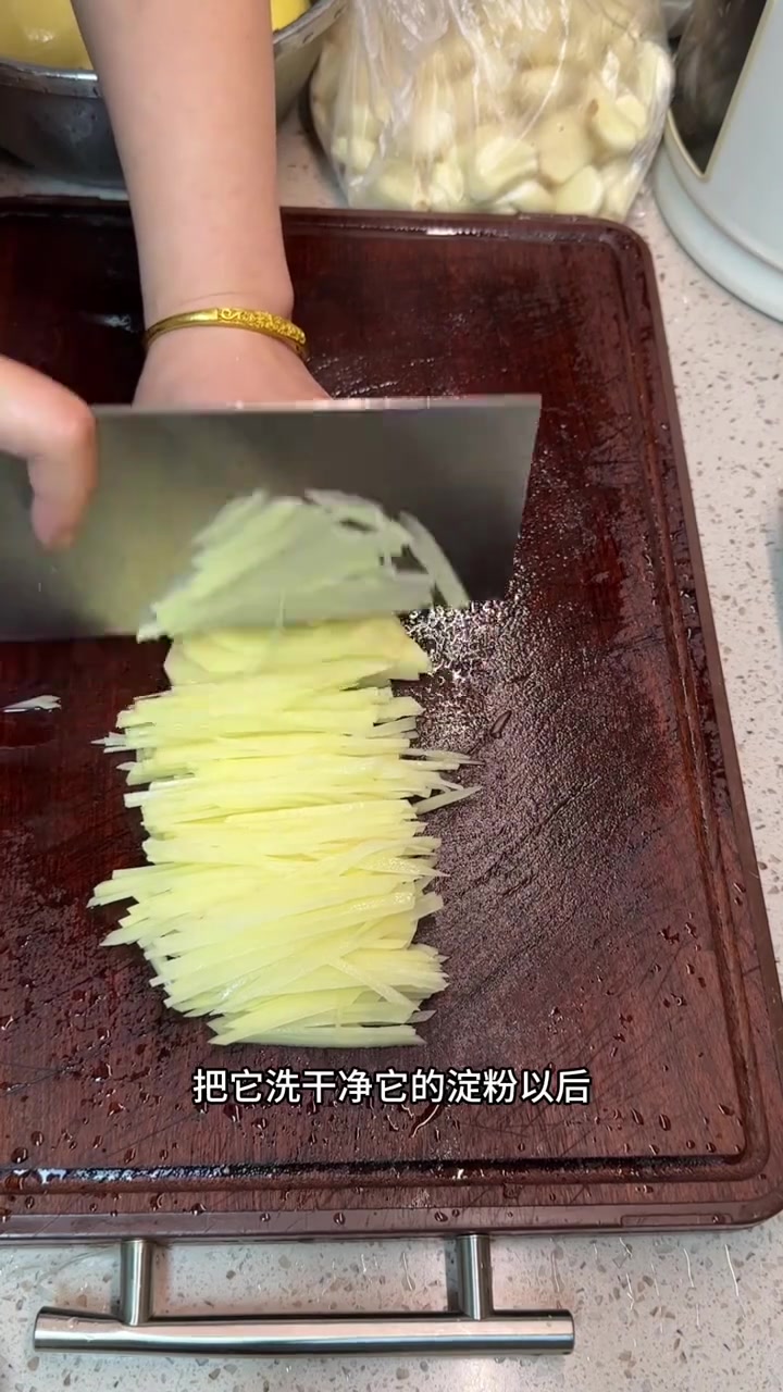 超级好吃的酸辣土豆丝做法，香香辣辣的贼下饭