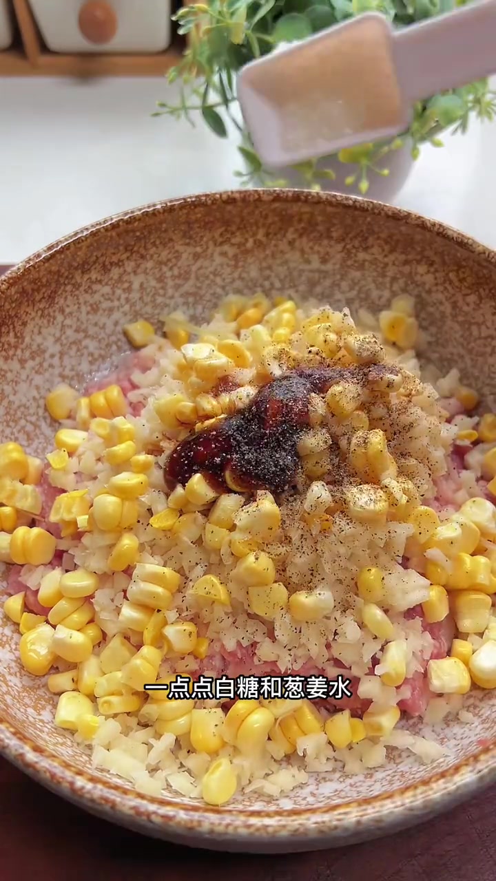 秋天的莲藕又脆又甜，给家人做个莲藕蒸肉饼吧，简单又好吃，大人小孩都喜欢