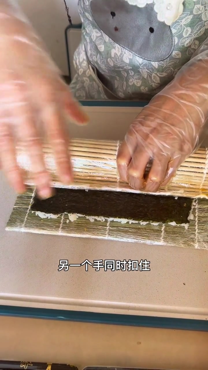 摆摊四大天王中的：金秋蛋黄寿司，口感鲜香，男女老少皆宜