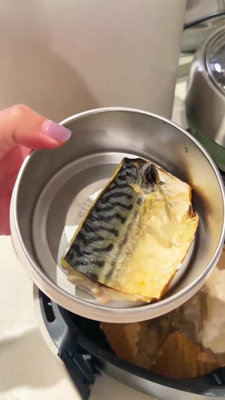 拒绝外卖｜上班带饭第286天，今日菜单：烤青花鱼，肉沫玉米胡萝卜