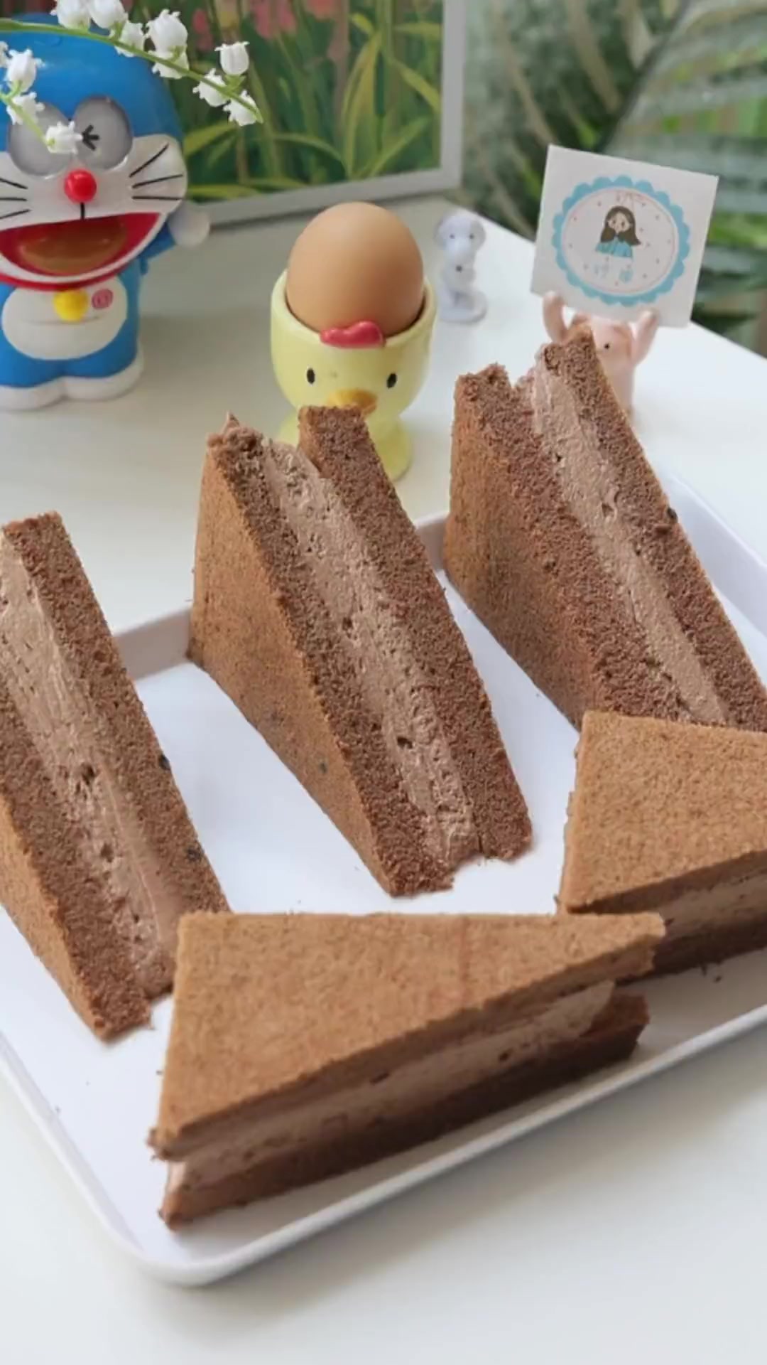 超简单的巧克力三明治蛋糕，吃甜品怕腻的姐妹很适合这个，入口微苦，一点也不腻