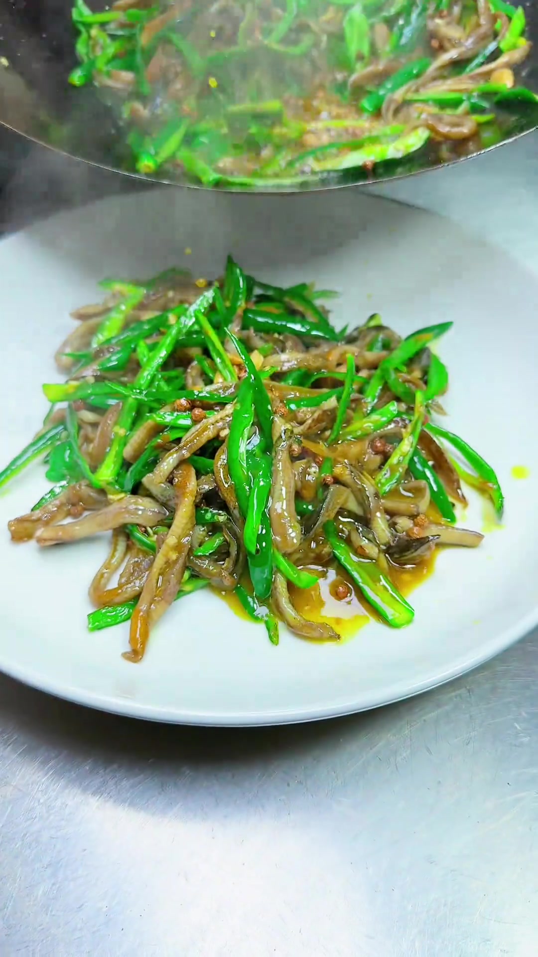 《青椒鳝鱼丝》鳝鱼买回来像我这样做