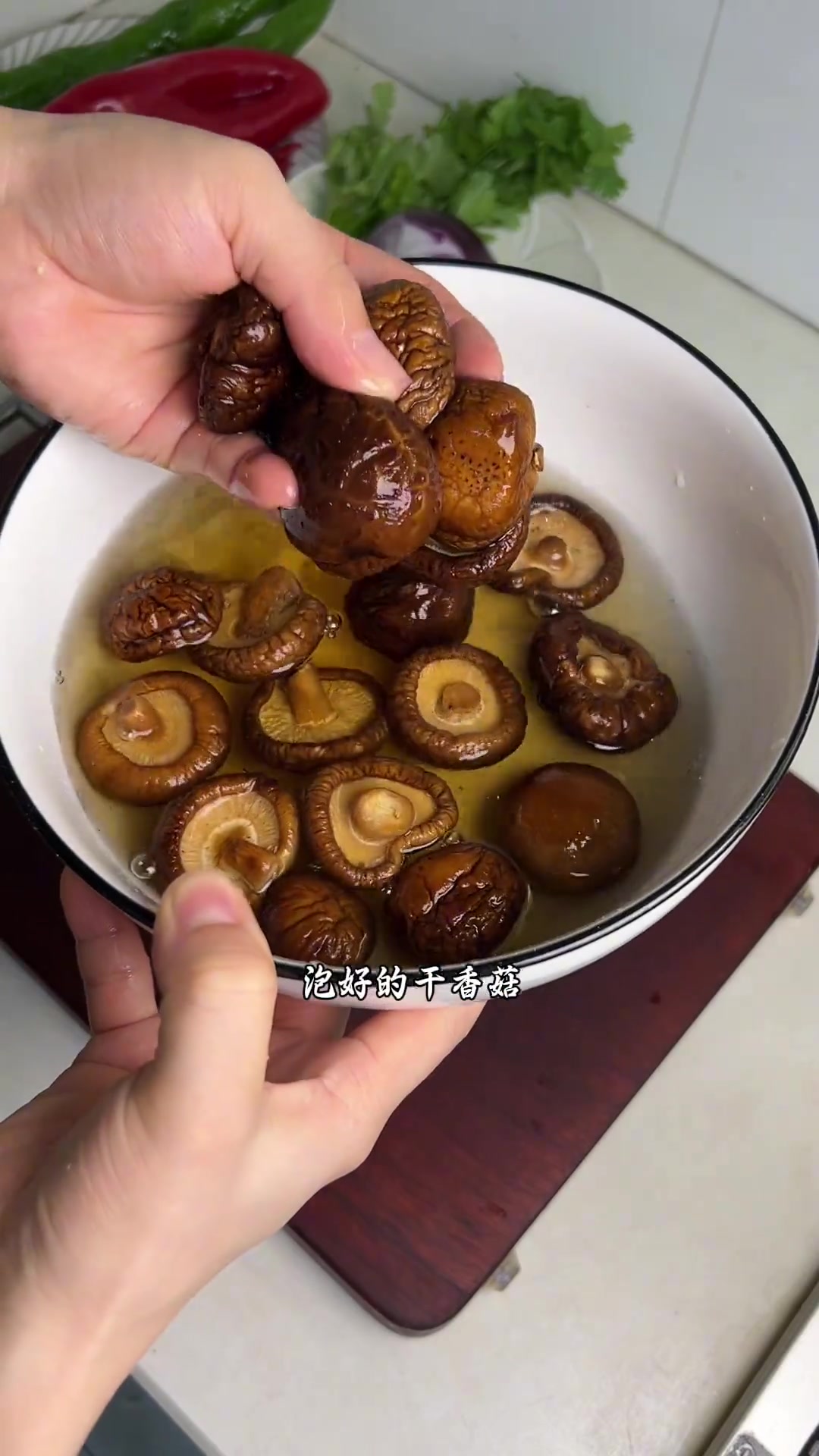 敢问我这一份手工馒头夹自制牛肉辣椒酱，阁下如何应对？