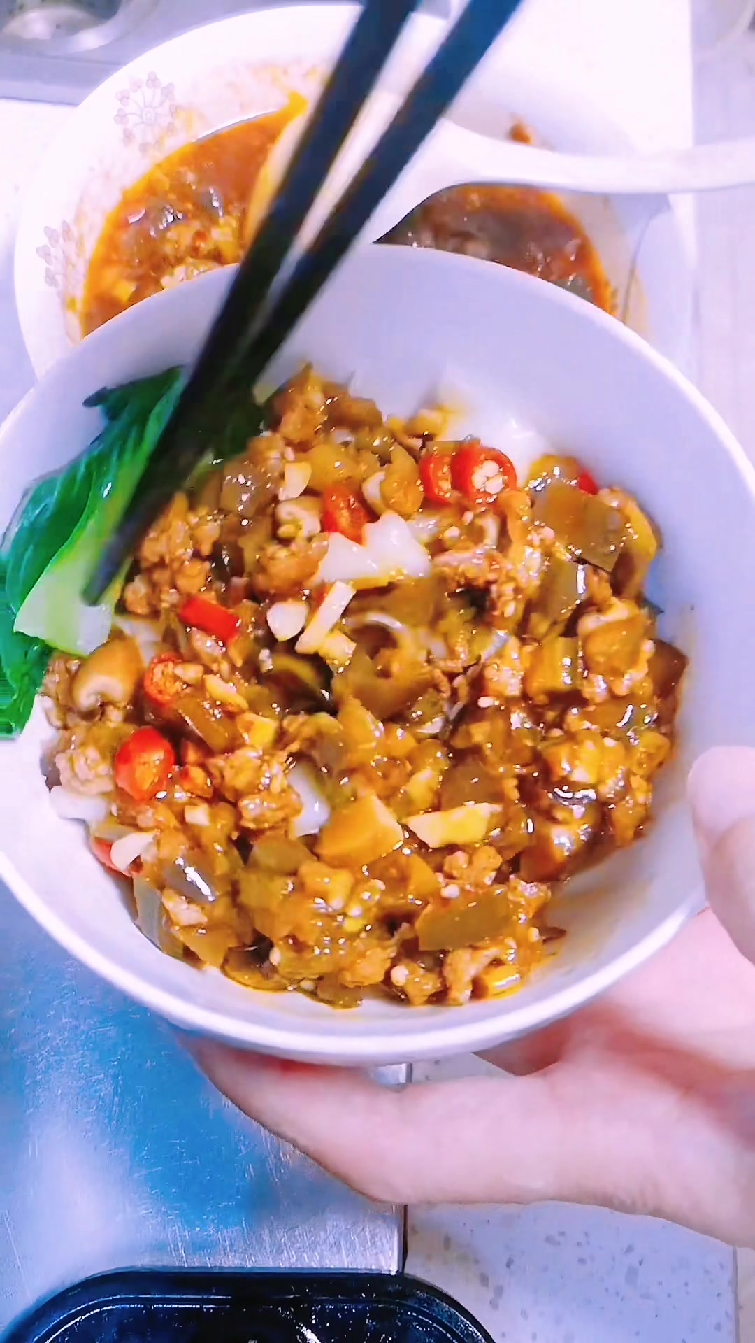 茄子香菇肉丁拌面的做法,家常美味,香辣开胃超好吃!