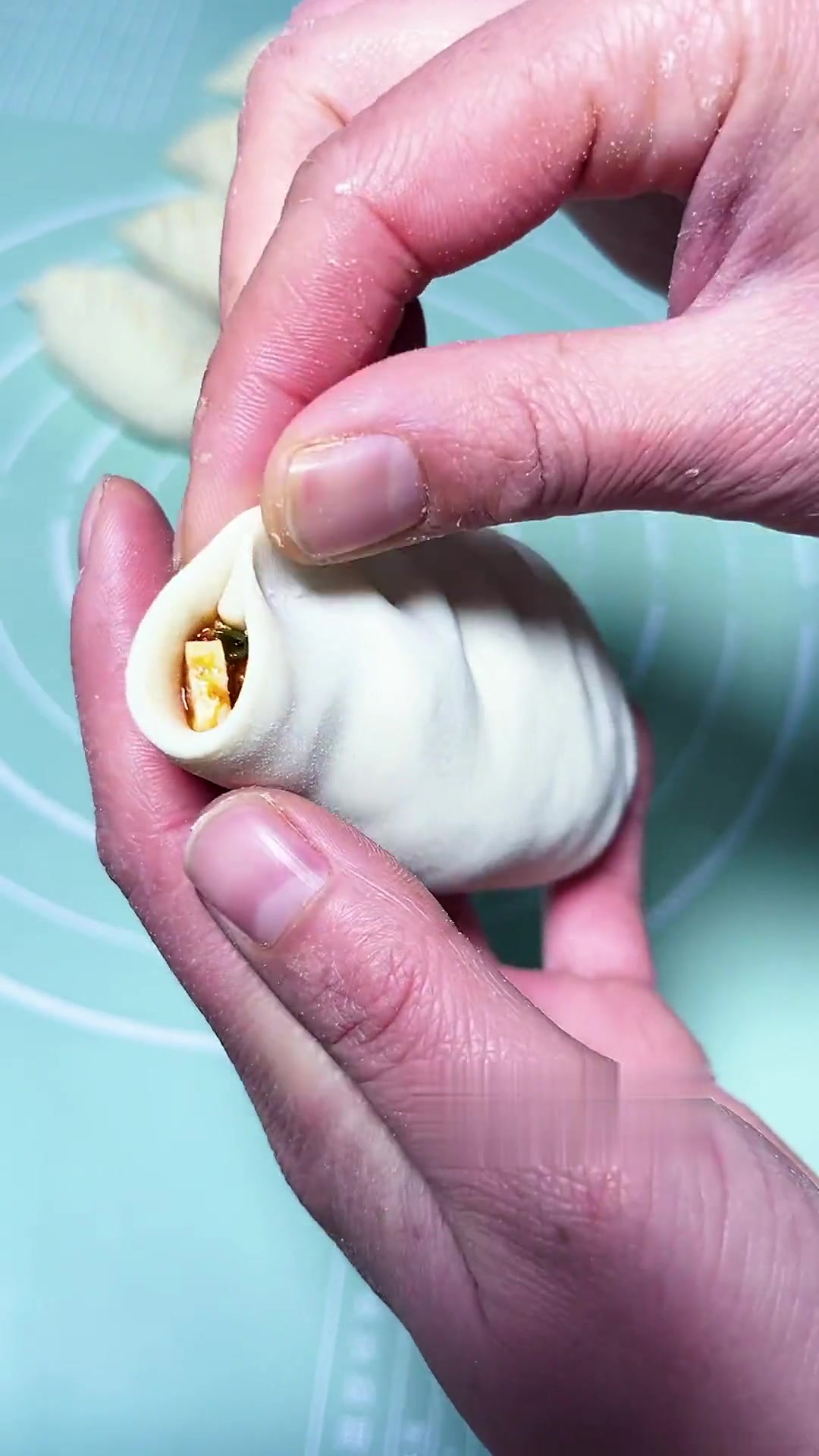 麦穗包子包法：中间推左右捏，简单易学