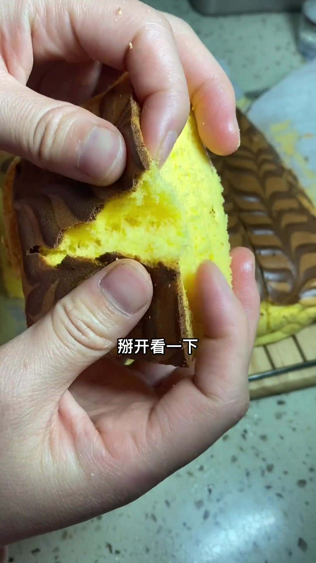 孩子想吃蛋糕，我用8个鸡蛋做古早蛋糕，老公心疼了