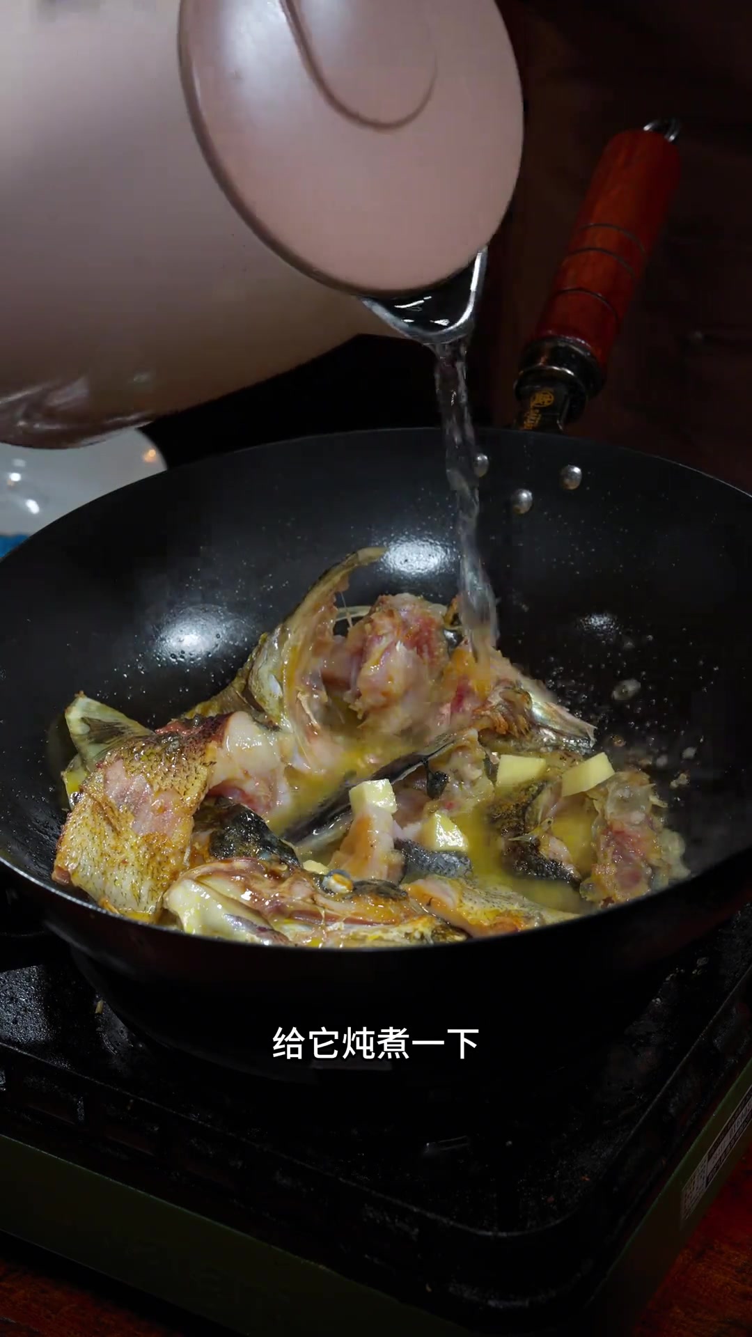 鱼头炖豆腐好吃又好看，喜欢豆腐别错过