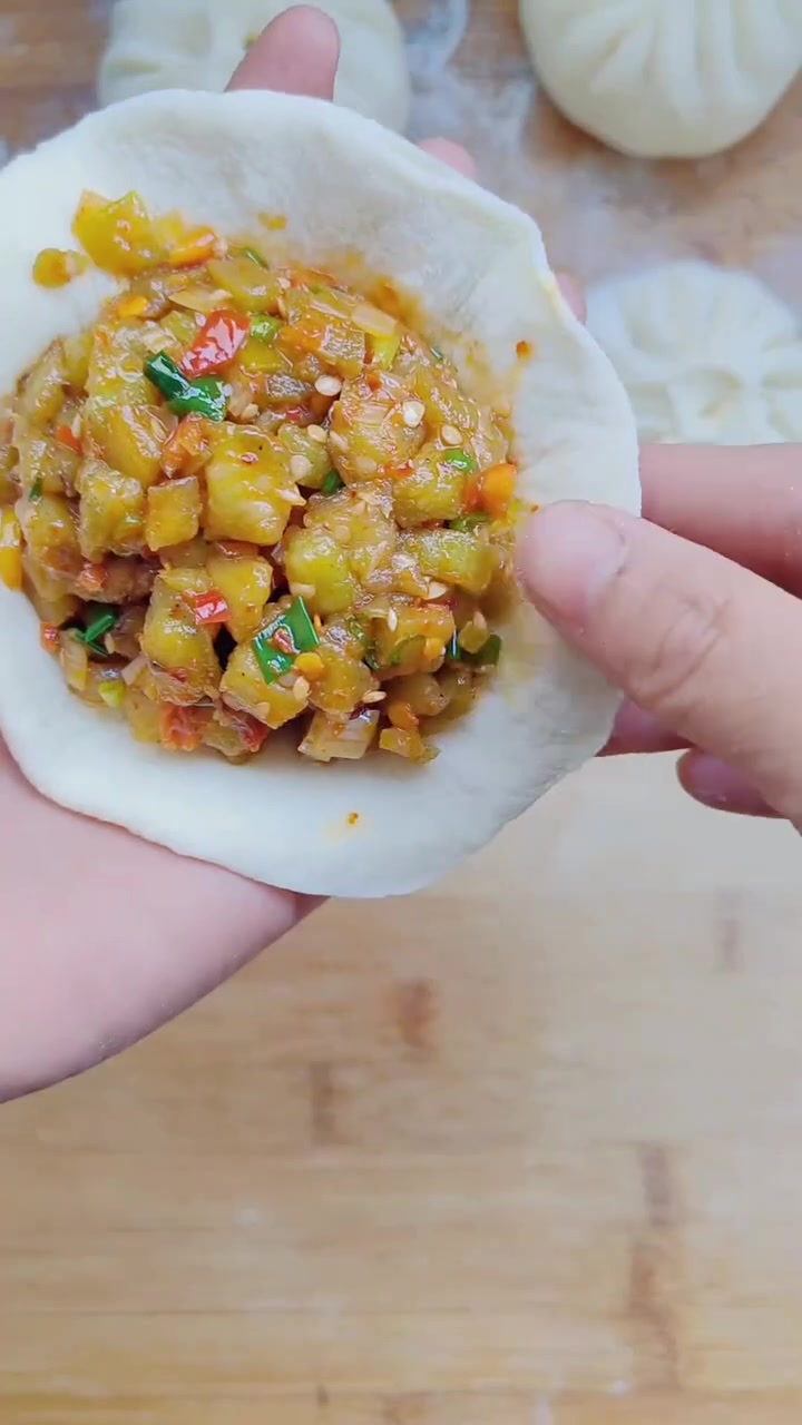 纯手工制作的皮薄馅儿多的素包子包法,简单又好吃