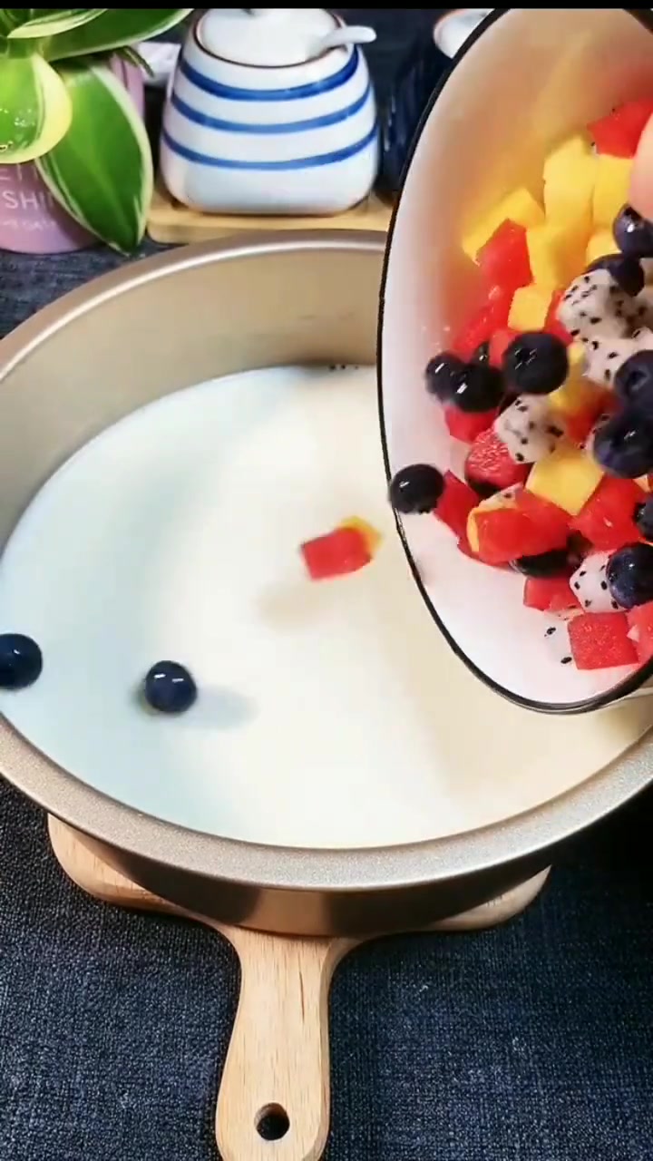 孩子过生日给她做个水果果冻蛋糕