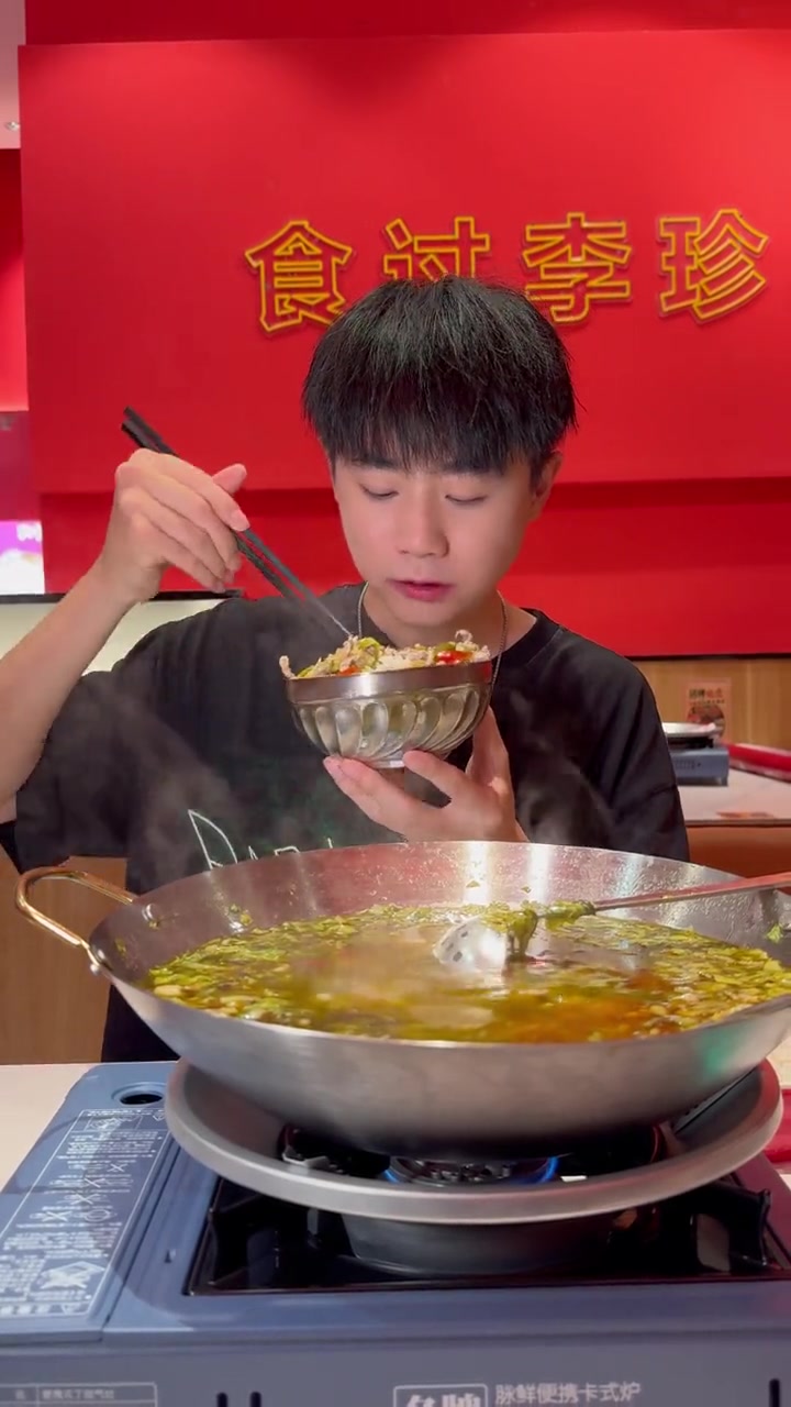 李珍牛新品“渣渣牛肉”，牛肉火锅，一大盘渣渣牛肉搭配泡菜，或者多种口味选择