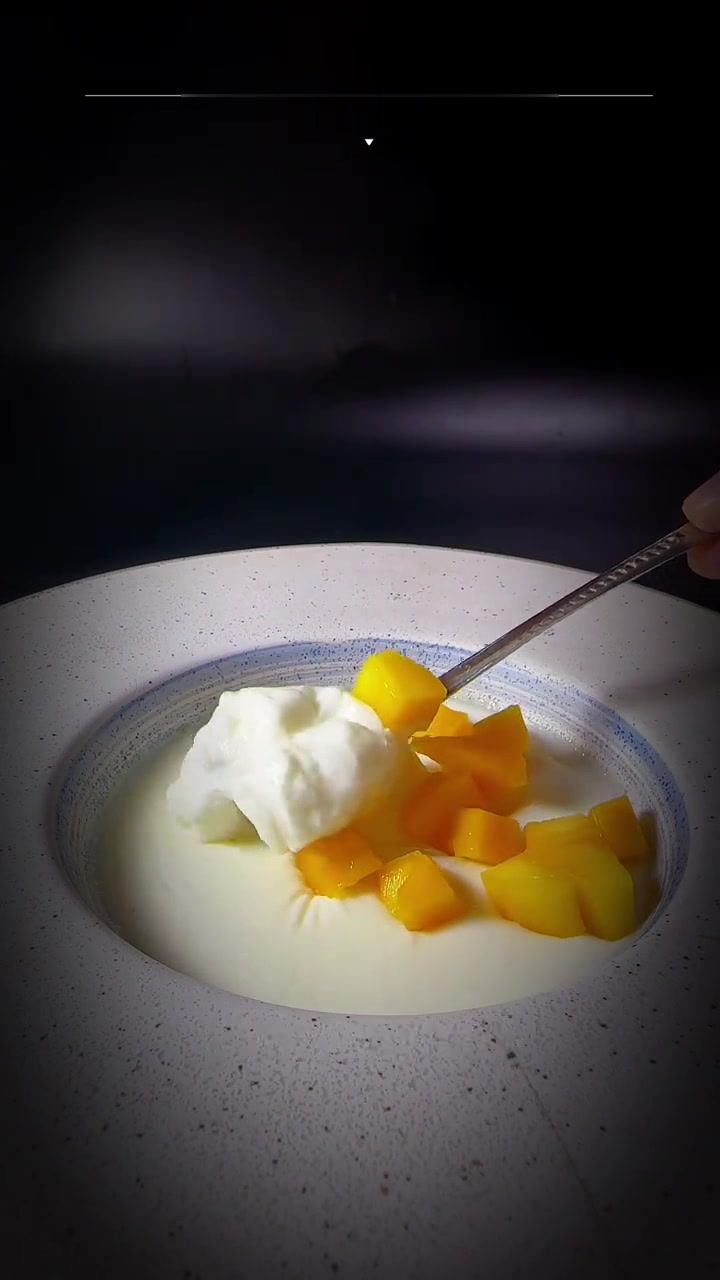 双皮奶，火锅店一定要有的双皮奶，太好吃了，试着自己做做看吧