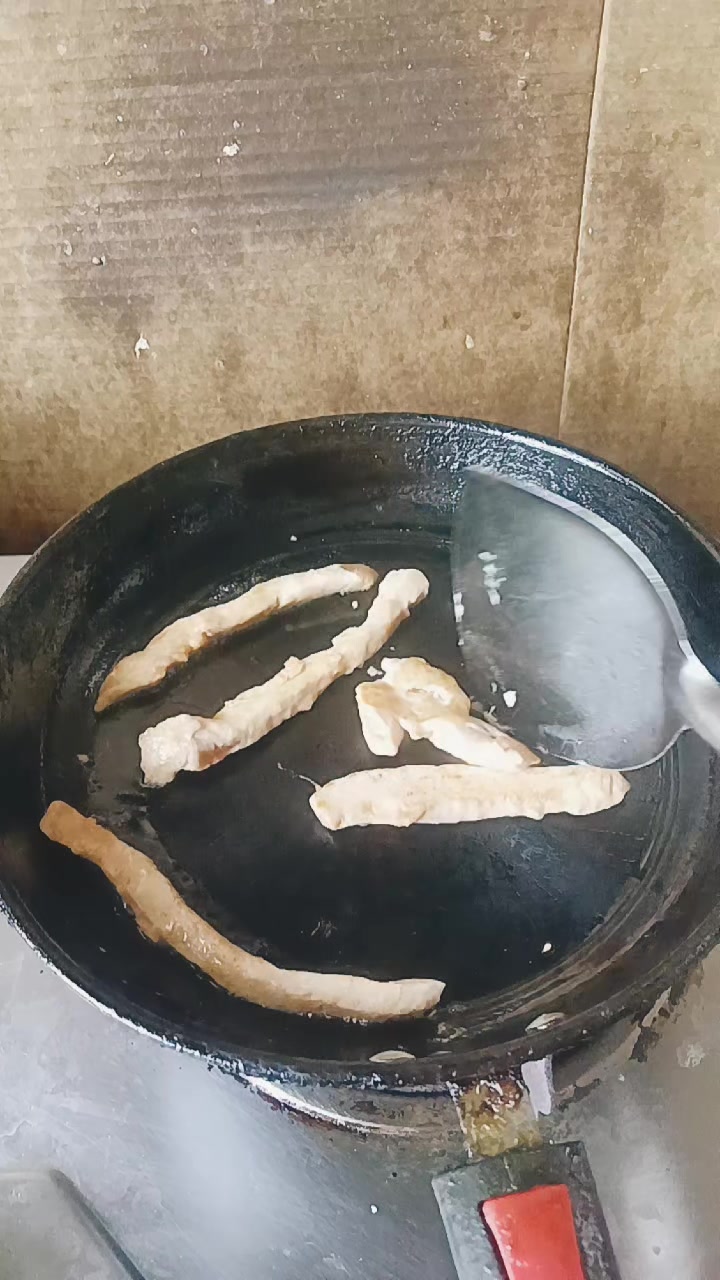 今天煎个鸡柳,和手抓饼一起吃。