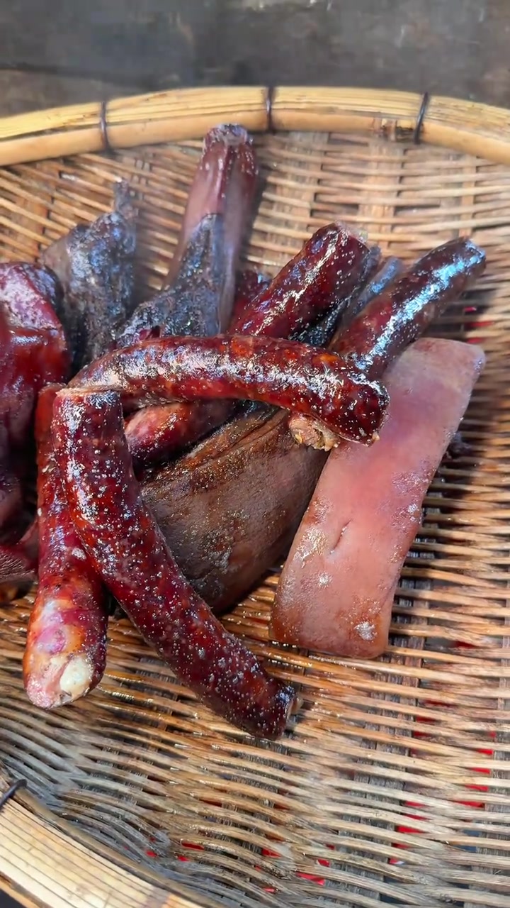 香喷喷的烟熏香肠腊肉来了，满满小时候家乡的味道！
