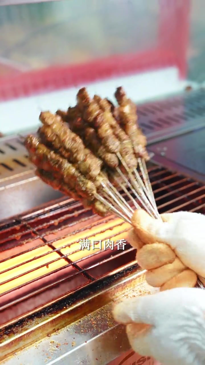 终于在咱阜阳夜市，吃到满口肉香的徐州烤肉筋啦~