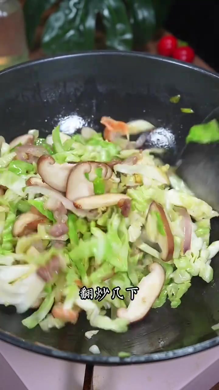 海鲜炒面，今天分享一道海鲜炒油面做法，炒出来干香蓬松好有锅气吖