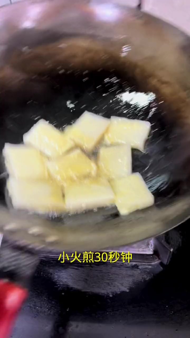 手工糍粑，小火慢煎，口感特别丰富，每一口都是记忆中的味道