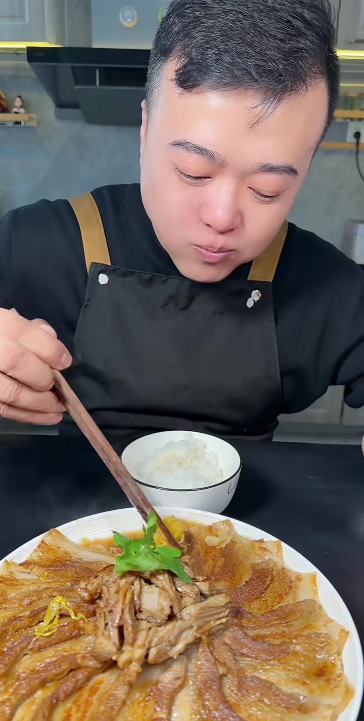 从小吃到大的酸菜蒸肉，在家怎么做，入口软烂，肥而不腻，酸菜鲜香又好吃呢