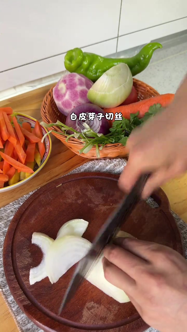 新疆人午饭的正确打开方式～今天用嫩嫩的小羊排做一锅羊排抓饭