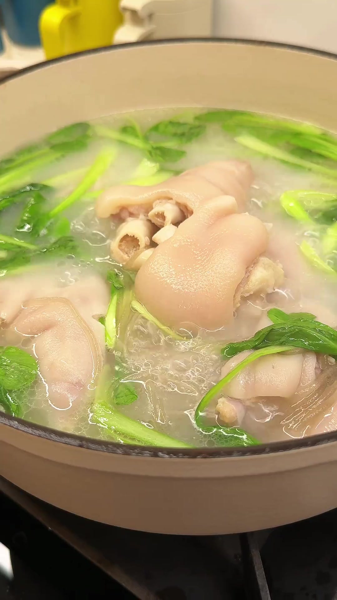 天冷了,来一碗热腾腾的清炖猪脚汤