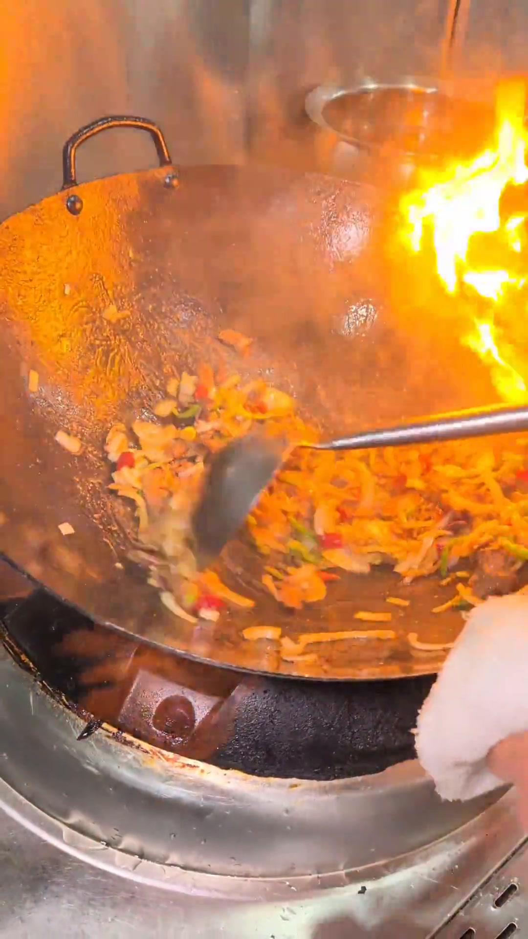 你吃过酸菜切刀子拌面这道新疆美食吗?