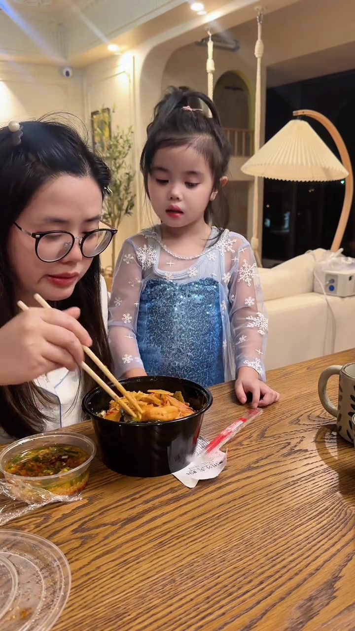 当着生病孩子的面吃冒菜