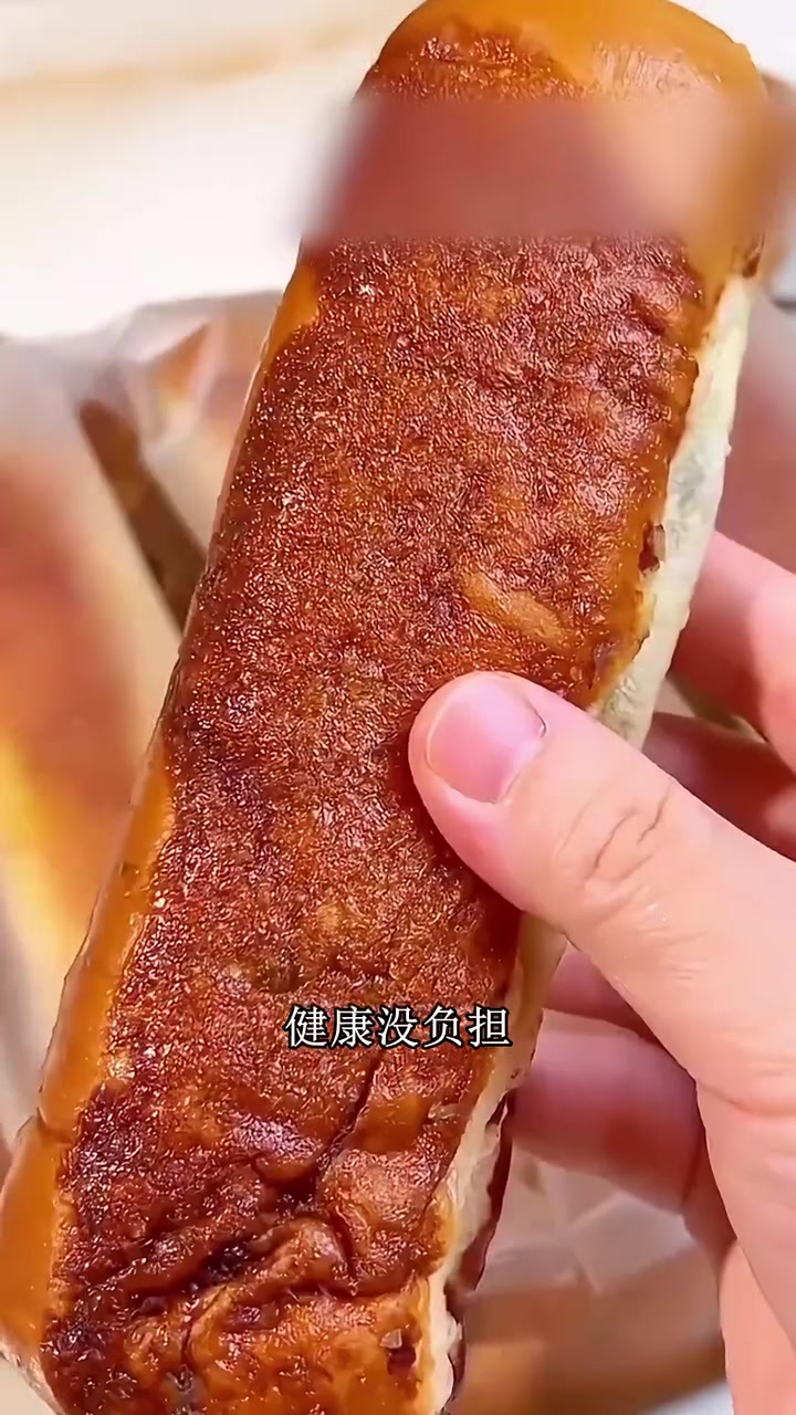 椰香红豆面包烤一下更好吃,微波炉叮10秒,椰香更浓,面包更松软,像刚出炉的!