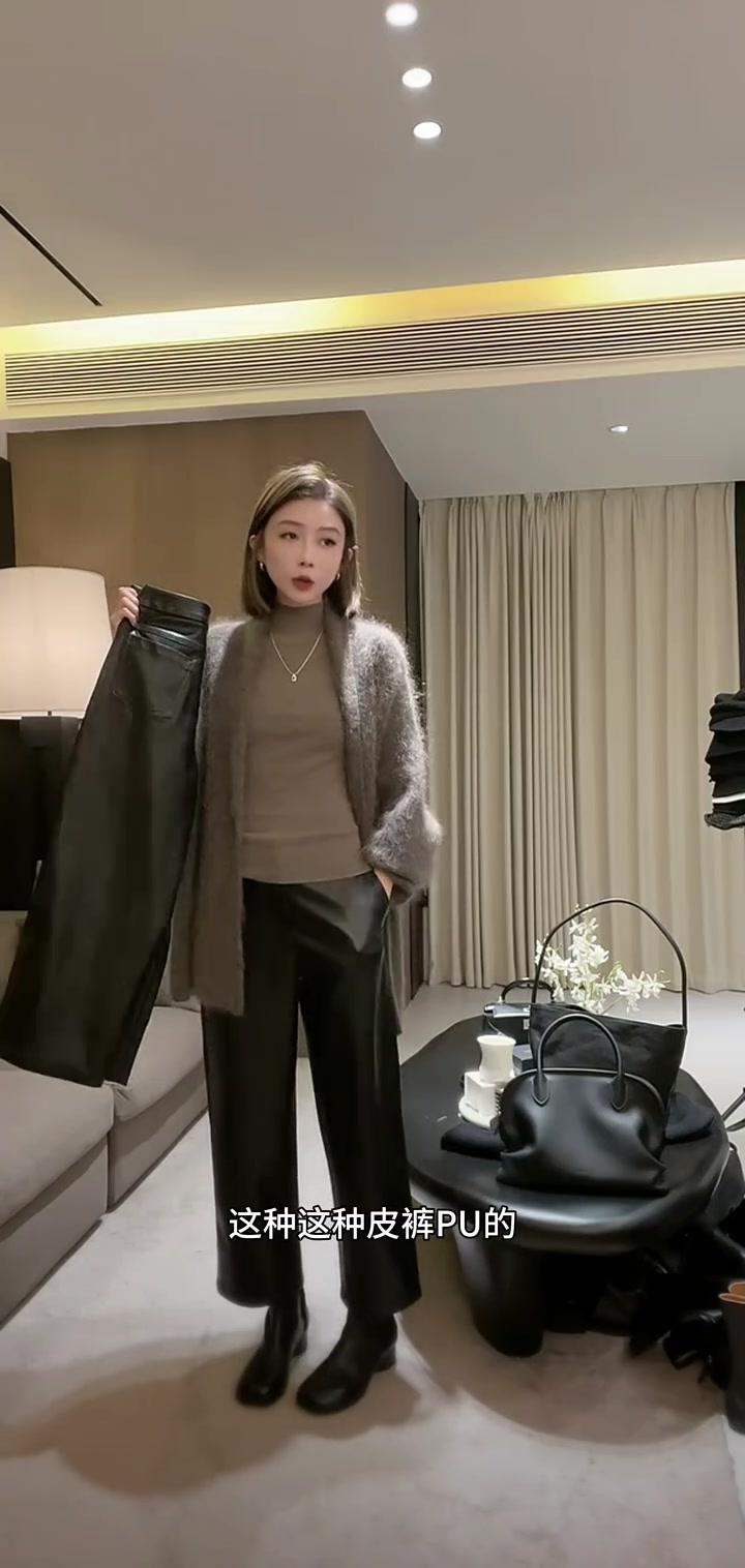 分享我一周三穿的显瘦窄版九分皮裤
