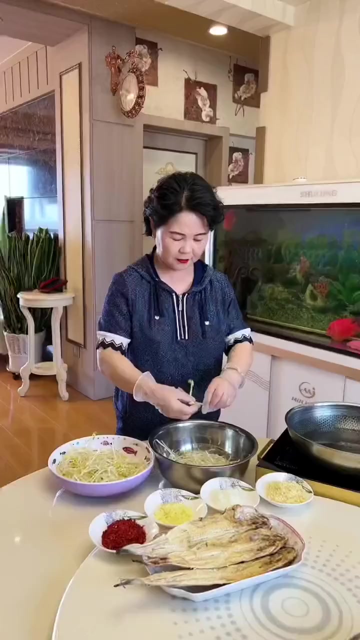 简单又好学的蒸明太鱼来啦，搭配着豆芽，好吃到停不下来
