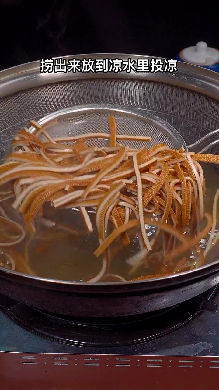 凉拌菜这样做，三瓶啤酒都不够喝，香辣爽口，快做起来吧