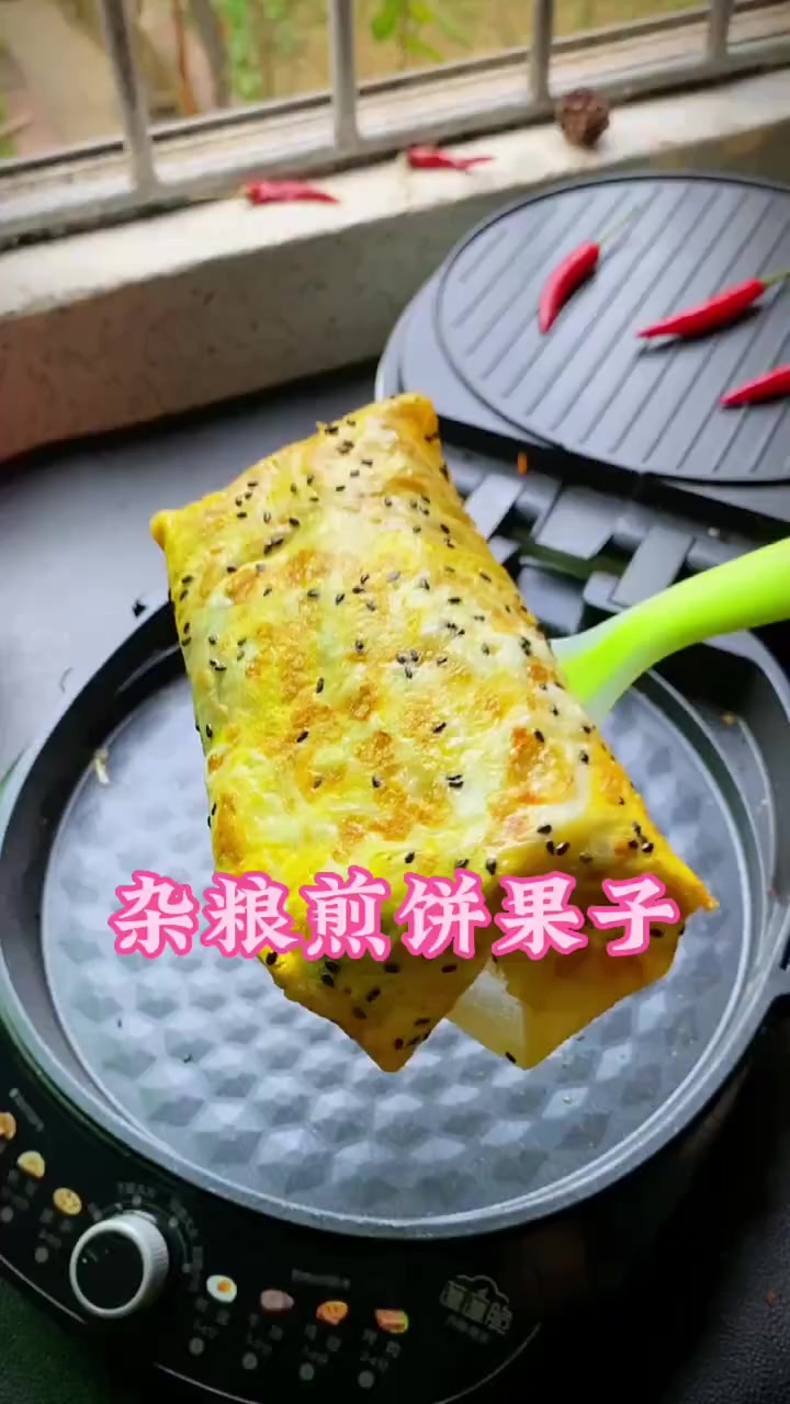 北方人的早餐就是简单。来上一套杂粮煎饼果子配上一碗疙瘩汤，营养又美味