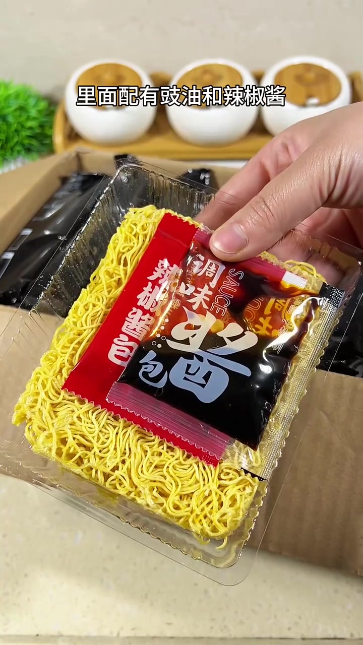 在家也能做出港式茶餐厅同款的豉油皇炒面，面条干香劲道