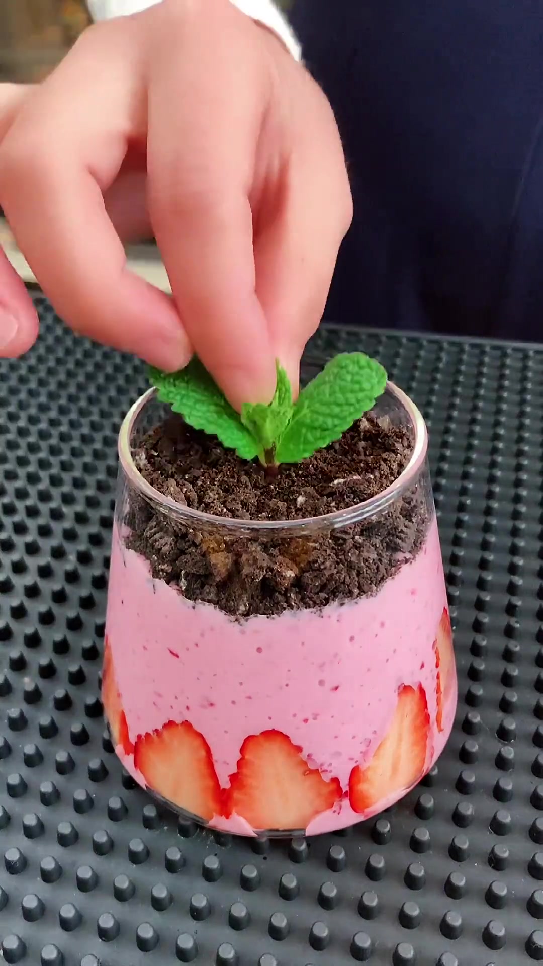 制作很简单的草莓奶昔，大人小孩都喜欢