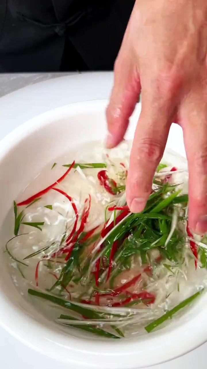 鲈鱼不要直接上锅蒸，像我这样做不腥不柴，鲜嫩多汁