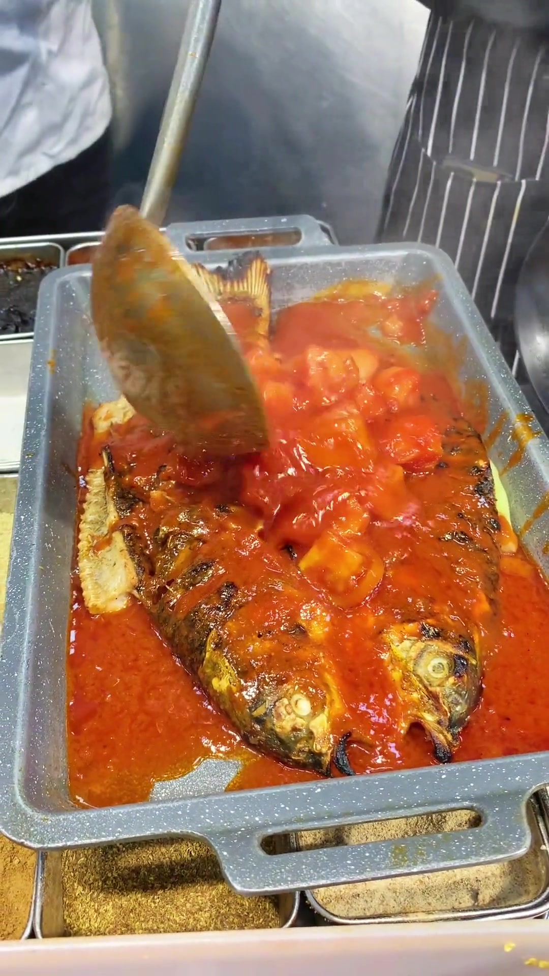 今天教大家做一道番茄味烤鱼