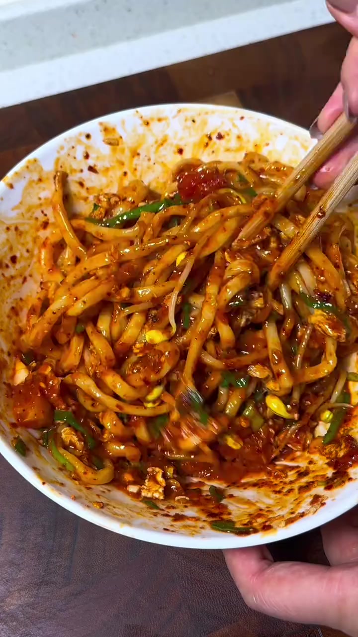 十分钟就能做好的西红柿鸡蛋油泼面，巨香巨爽巨好吃，快去做