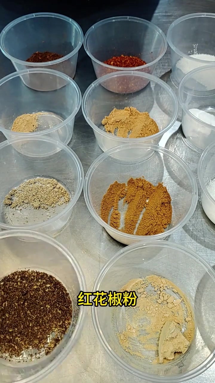 一碗好吃到停不下来的麻辣牛肉面，离不开味美好喝的汤！