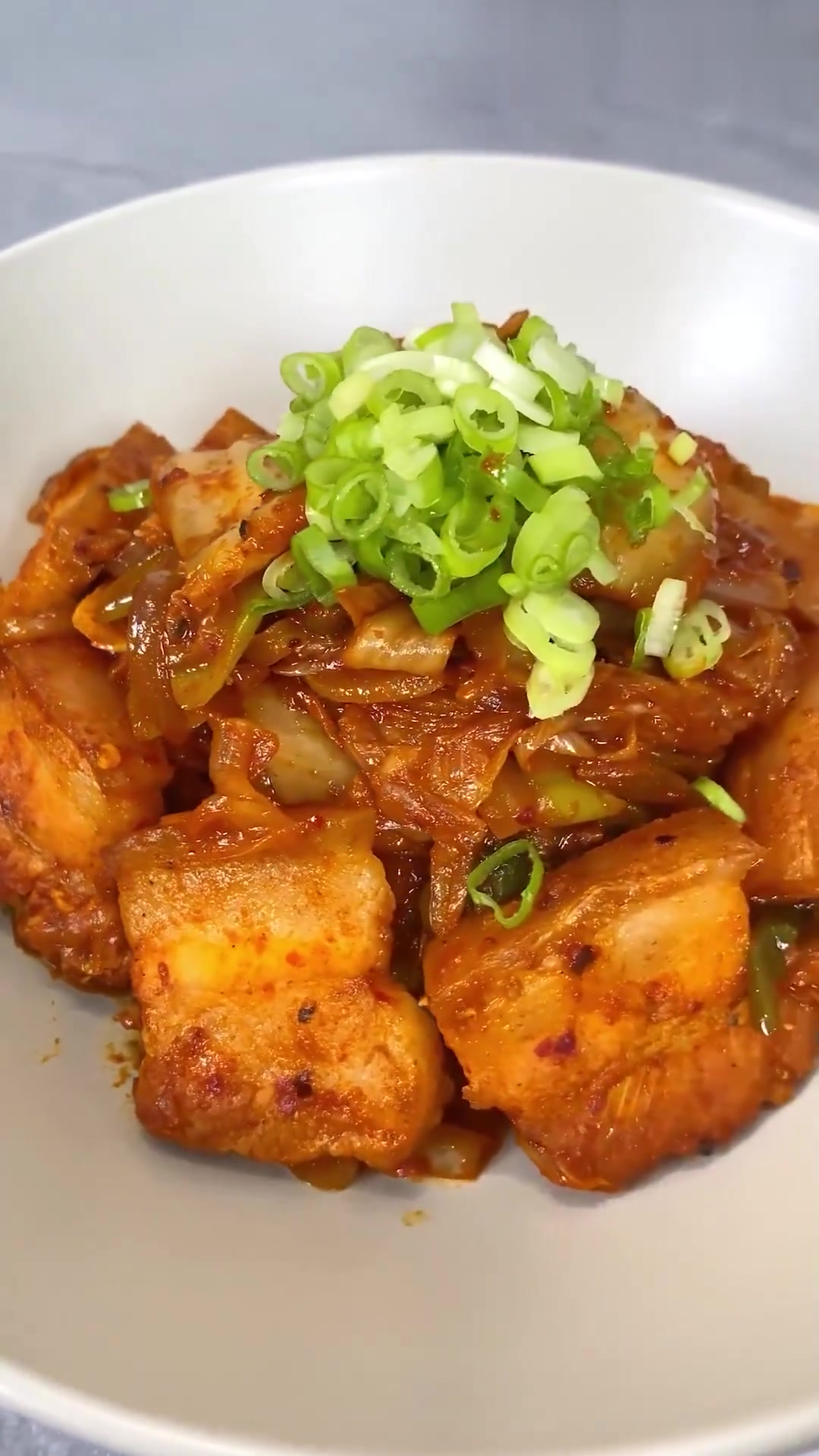 酸辣过瘾的辣白菜炒五花肉，吃两碗饭都不够！